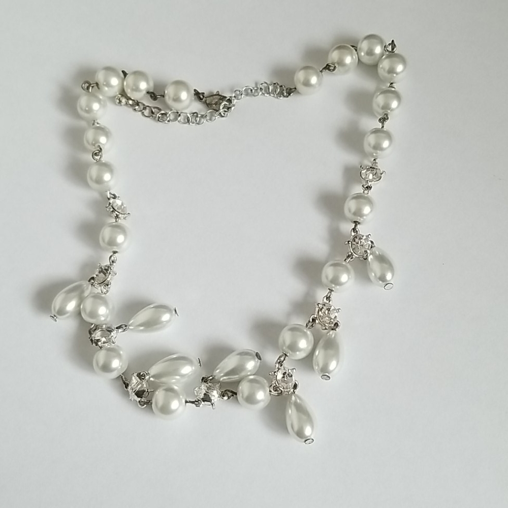 Peral bead necklace with rhinestones